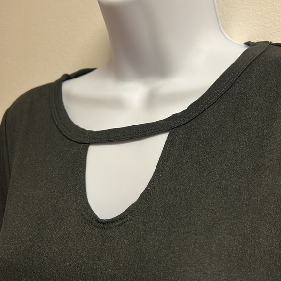 Black Perfect Keyhole Dress 🔑 🖤 - Picture 2 of 2